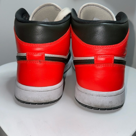 Nike 2021 Women’s  Air Jordan 1 Mid SE 'Newsprint' - Picture 4 of 7